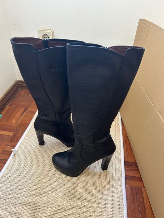 Botas cano alto e salto alto em pele genuina