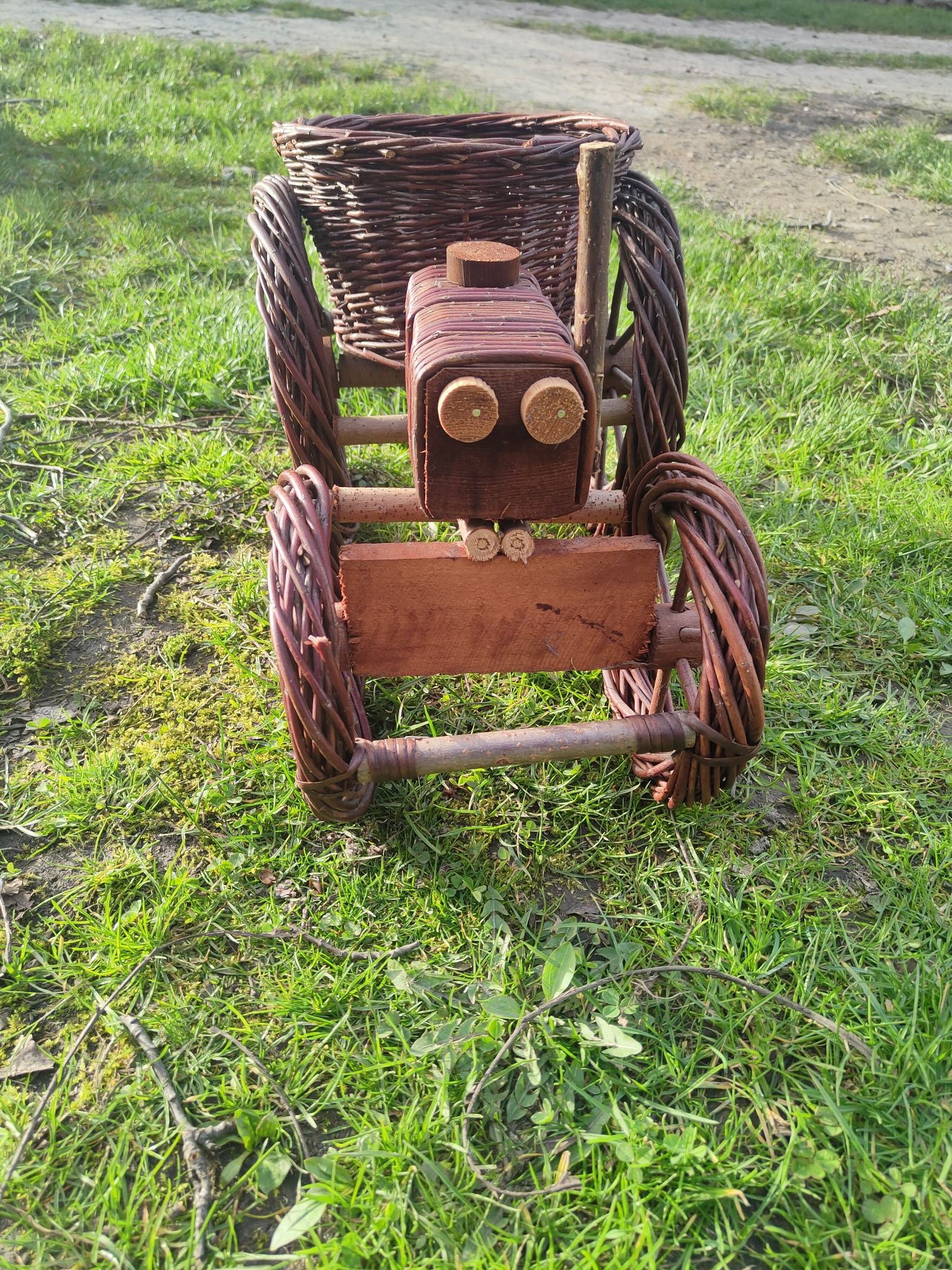 drewniana ozdoba do ogrodu traktor