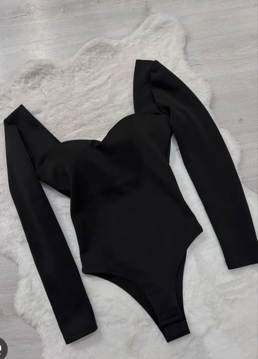 Чорний боді з чашкою пушап