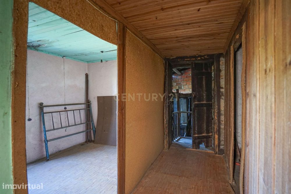 Prédio T3  de dois pisos com anexos e com terreno - Serpins