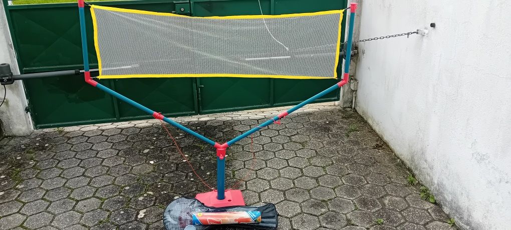 Rede de badminton desmontavel com raquetes