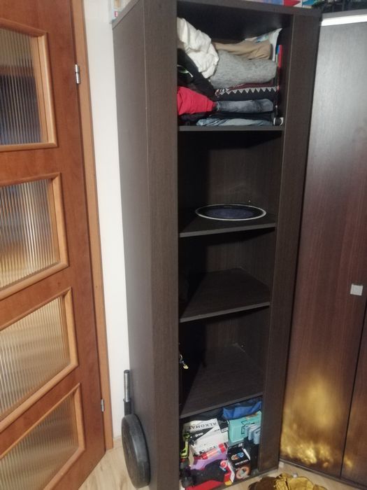Wysoka szafka z półkami