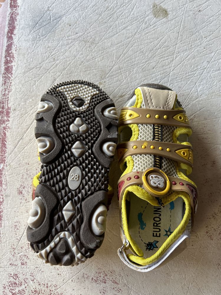 Chinelos novos de menino