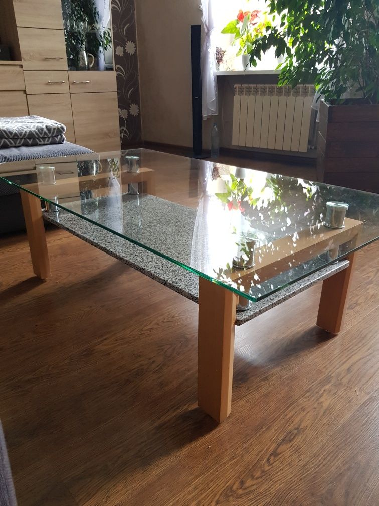 Stół szklany z marmurem