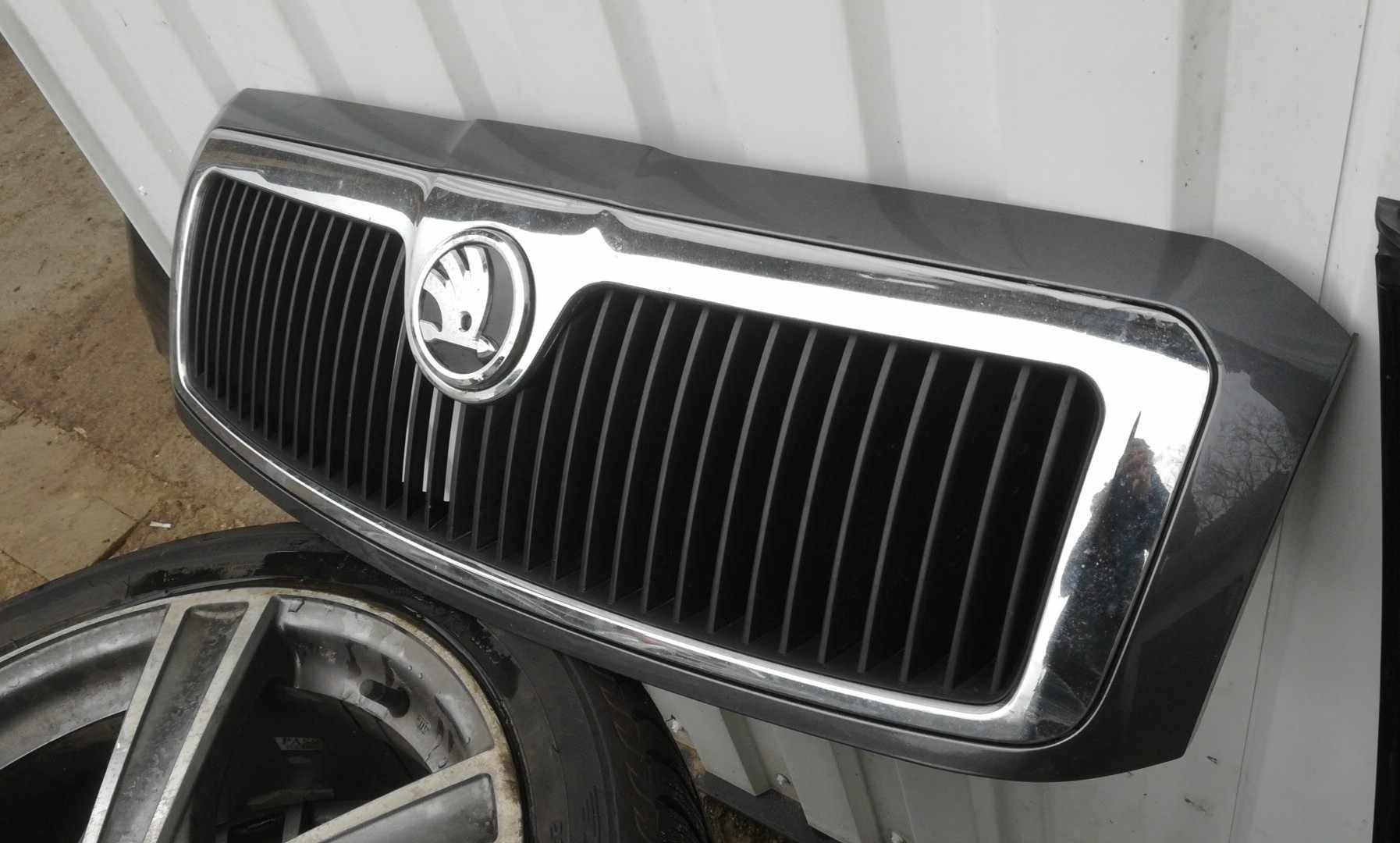 Grill Skoda Superb 1 kod 9152 szary