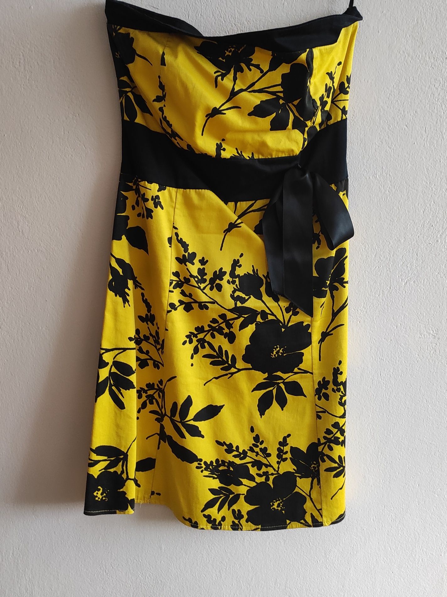 Żółta sukienka w czarne kwiaty