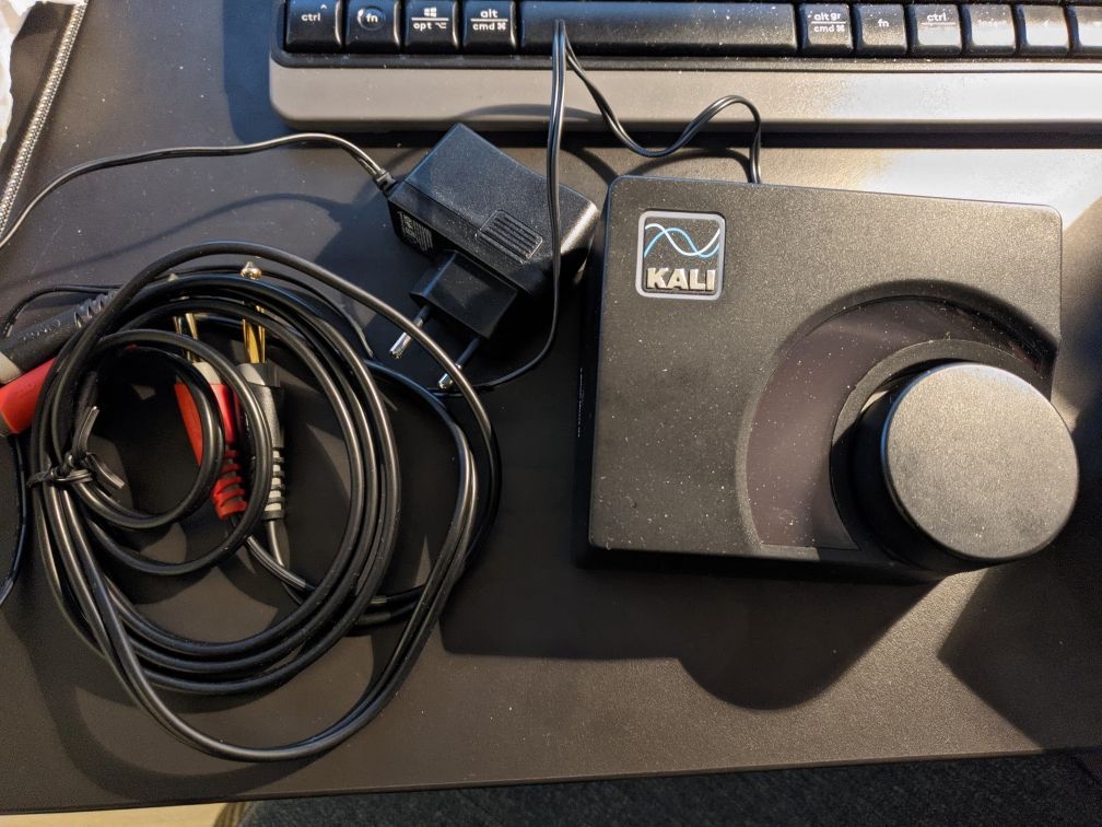Моніторний контролер Kali Audio MV-BT