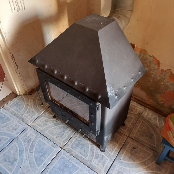 Piec kominkowy na drzewo bardzo dobrze grzeje