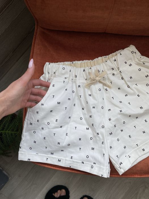 Продам літні жіночі шорти у дрібні букви. Нові.