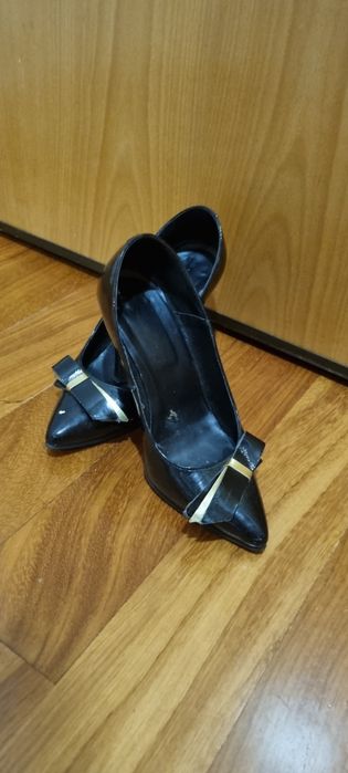 Sapatos verniz pretos e dourados 35