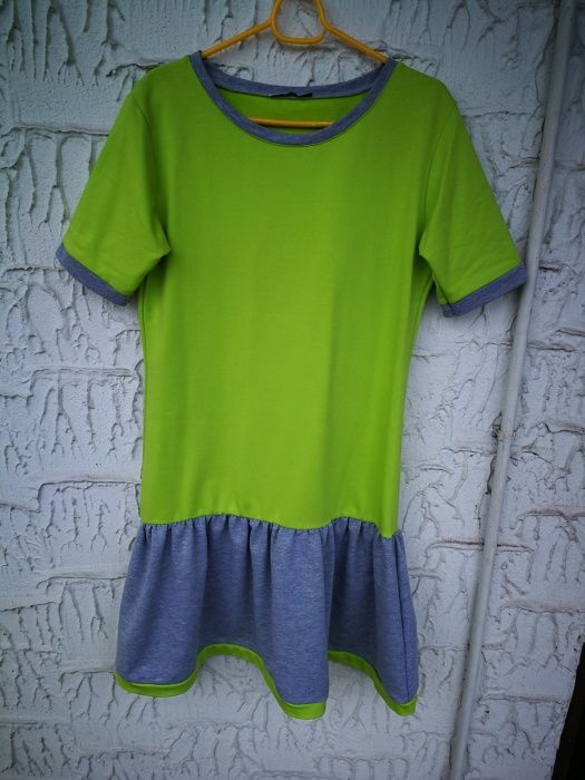 Dresowa krótka sukienka sportowa szara zielona krótki rękaw