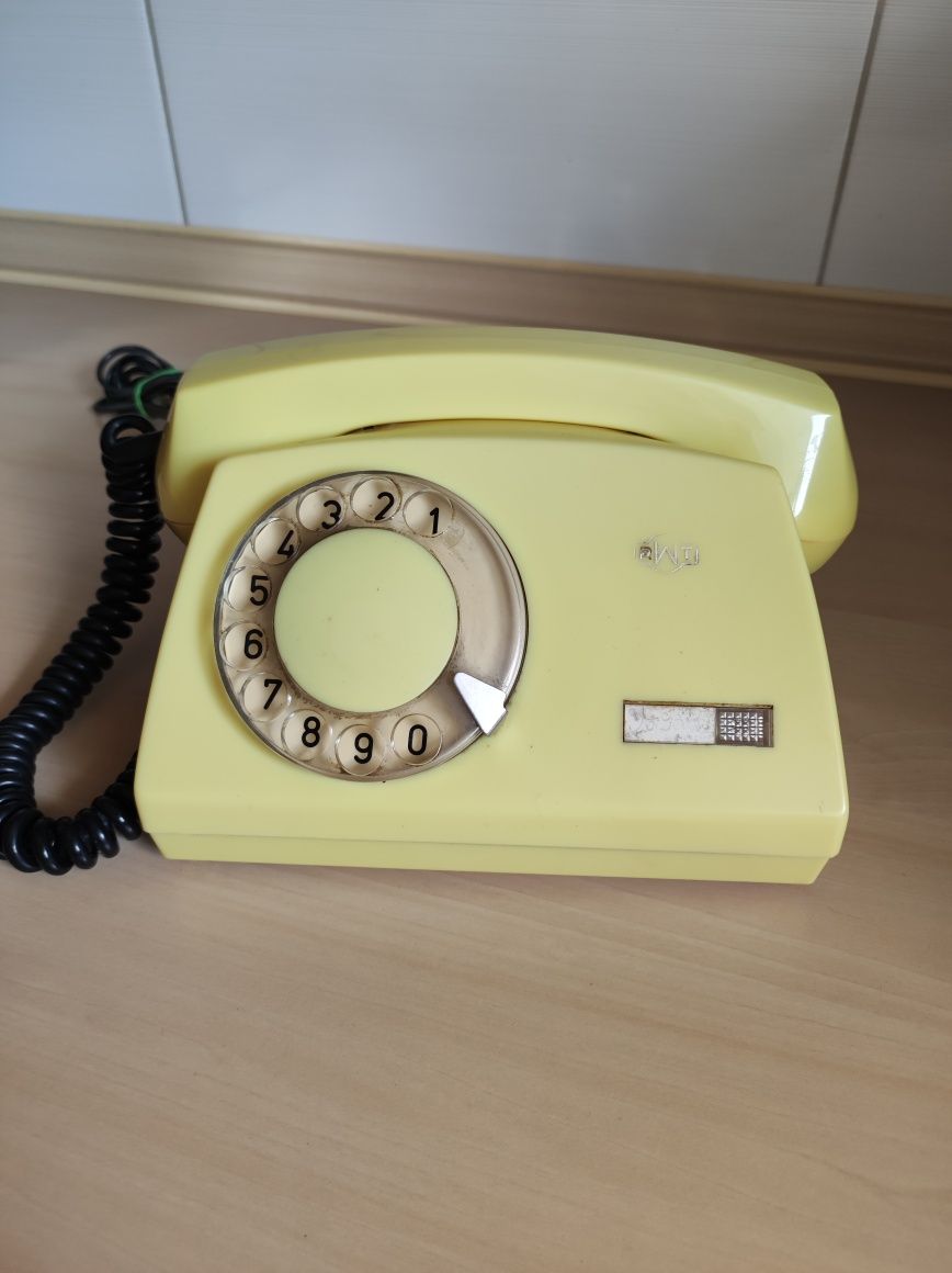 Telefon stacjonarny z  PRL-u.