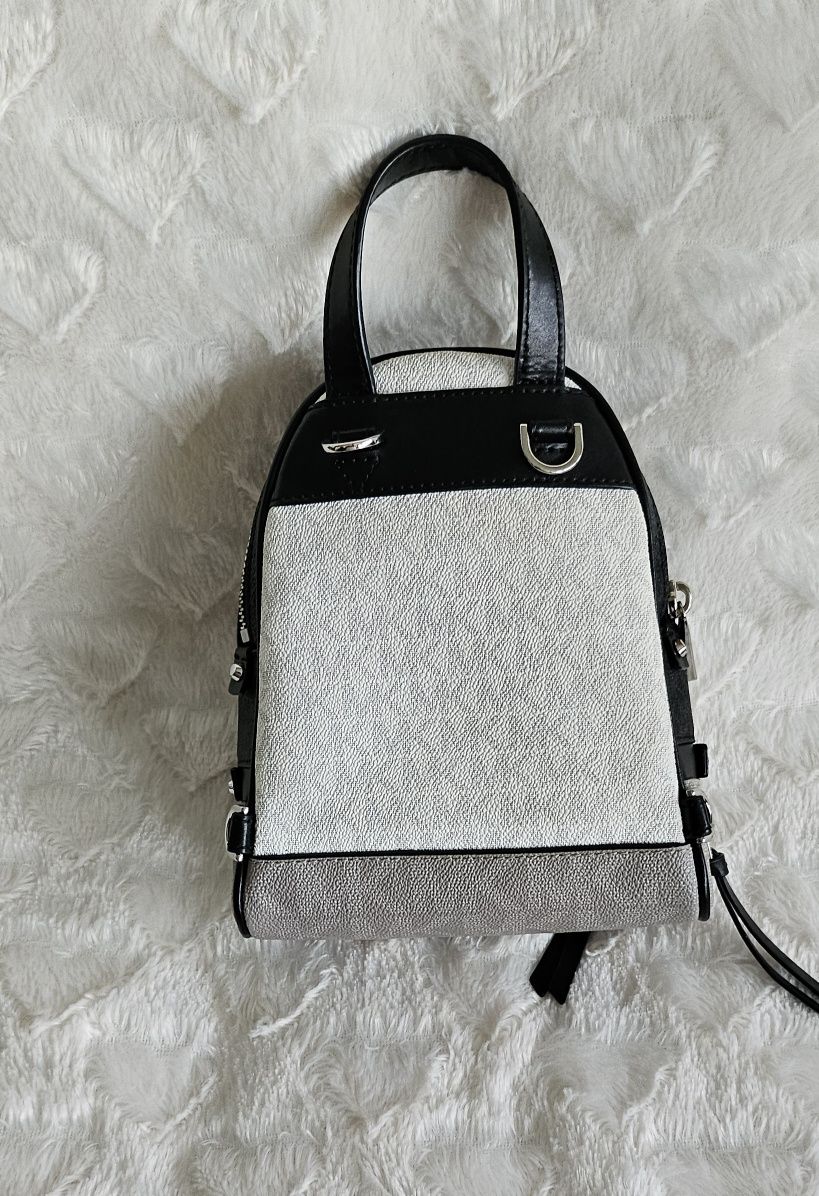 Sprzedam Piękny plecaczek Mini rhea firmy Michael Kors 

Plecacz