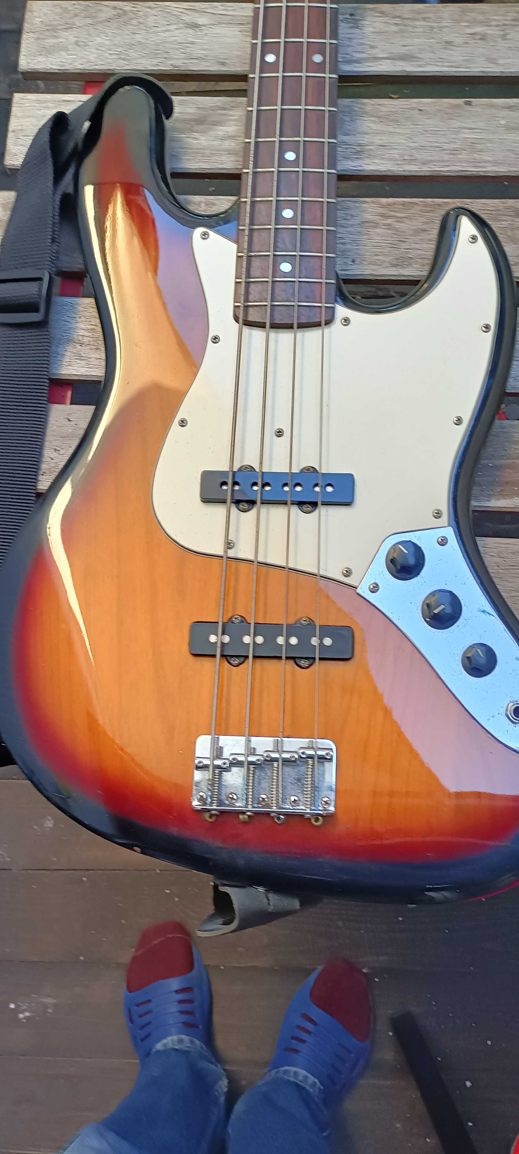 Басс гітара Chester Jazz Bass с чохлом, відмінний стан.