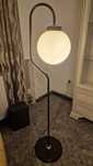 Lampa stojąca z kulistym kloszem