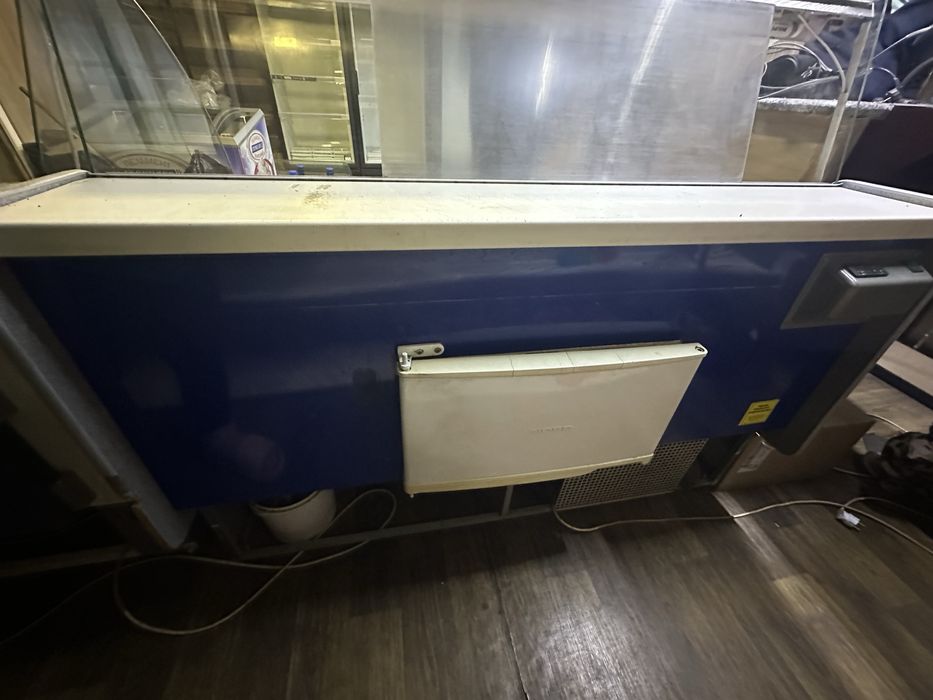 Холодильна вітрина з додатковою поличкою