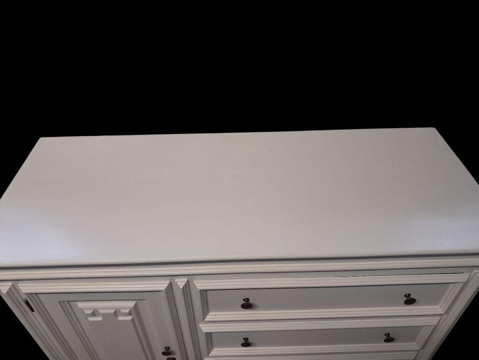 Móvel em madeira branco em excelente estado