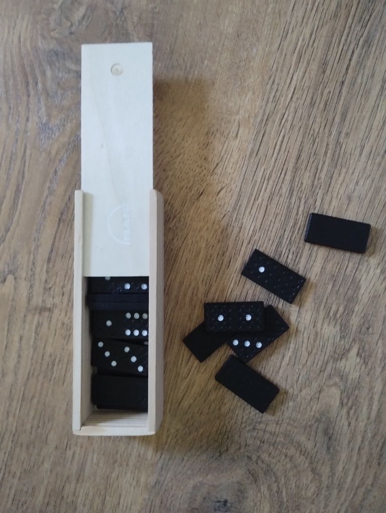Zestaw gier takich jak domino kalambury i memory