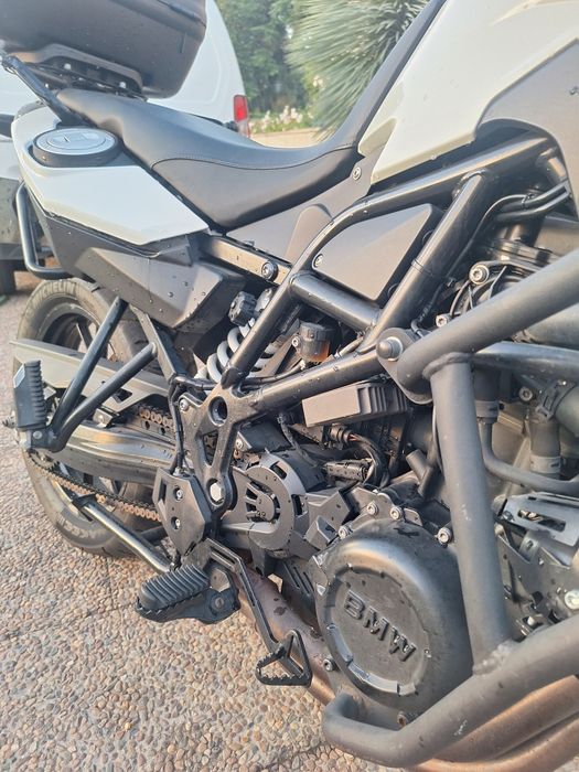 Moto BWM  branca GS 700