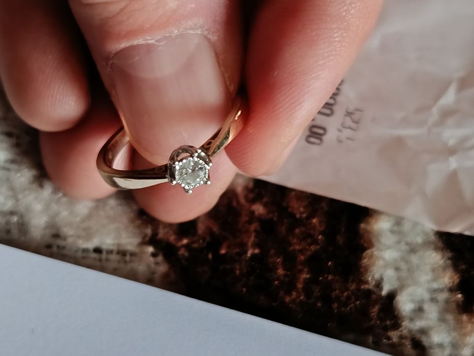 Pierścionek zaręczynowy z diamentem