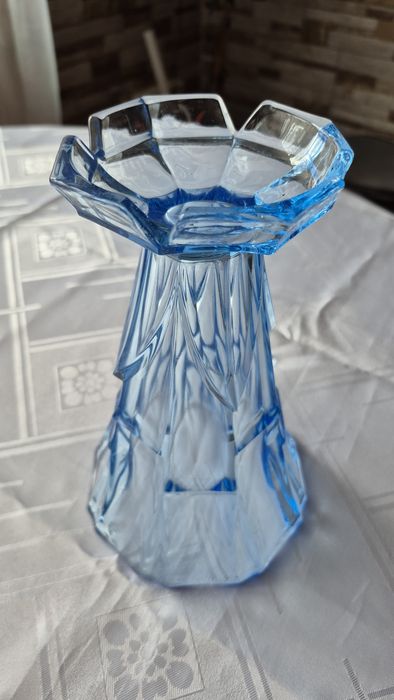 Stary jasnoniebieski wazon Art Deco z lat 20/30 XX wieku.
