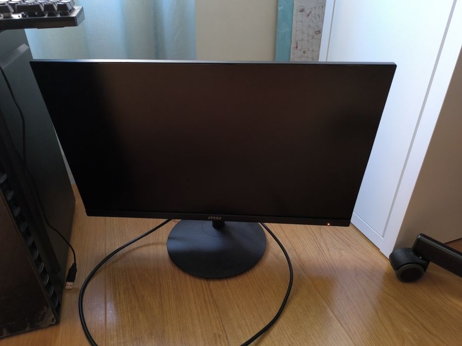 Computador torre e monitor