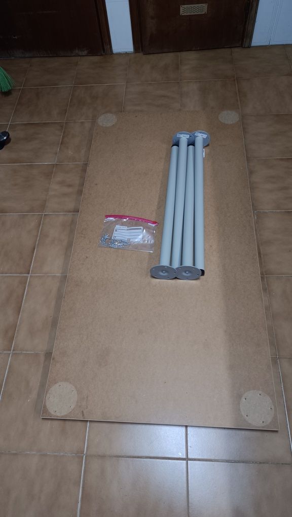 Mesa de Secretária IKEA - Cinzenta Clara