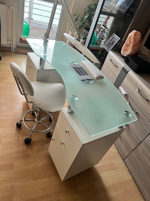 Stół do manicure z lampą i krzesłem kosmetycznym