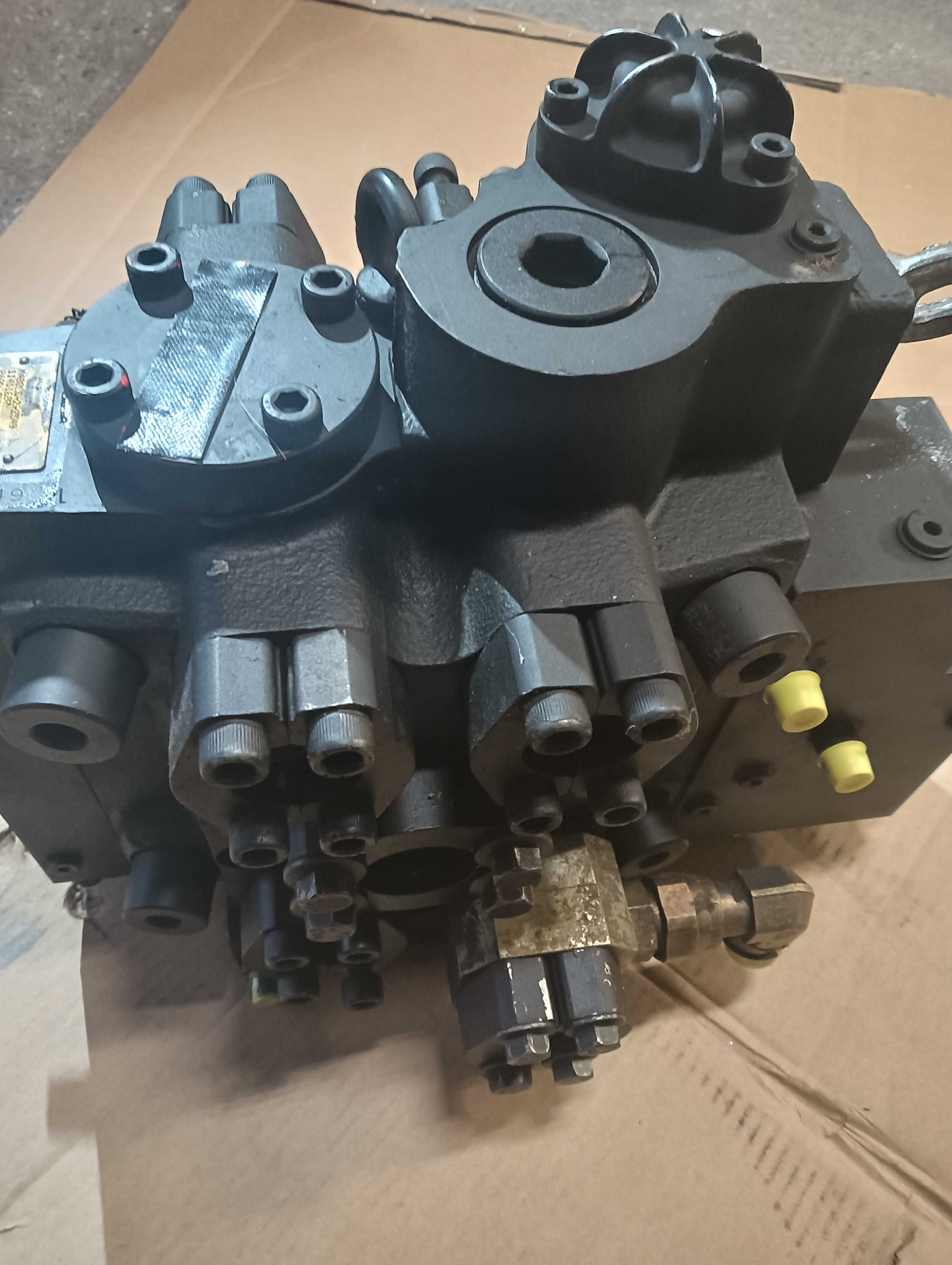 Rozdzielacz-zawór regulacji ciśnienia oleju. Ładowarka Volvo L-120D,E