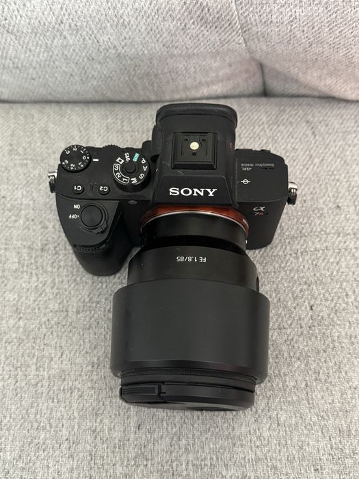 Sony a7R III z obiektywem sony 85mm 1.8 i 28mm 2.0