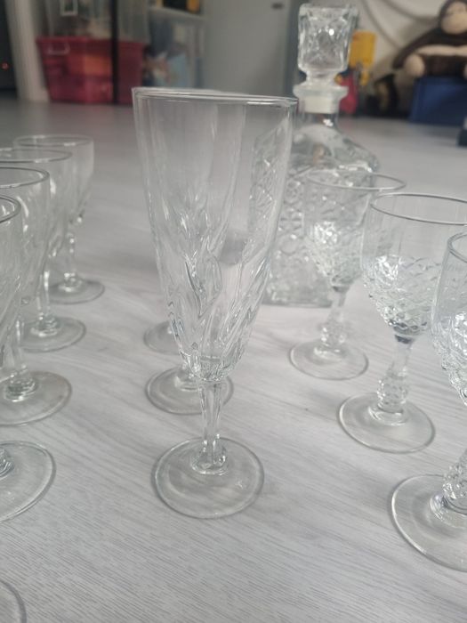 Copos com pé e garrafa