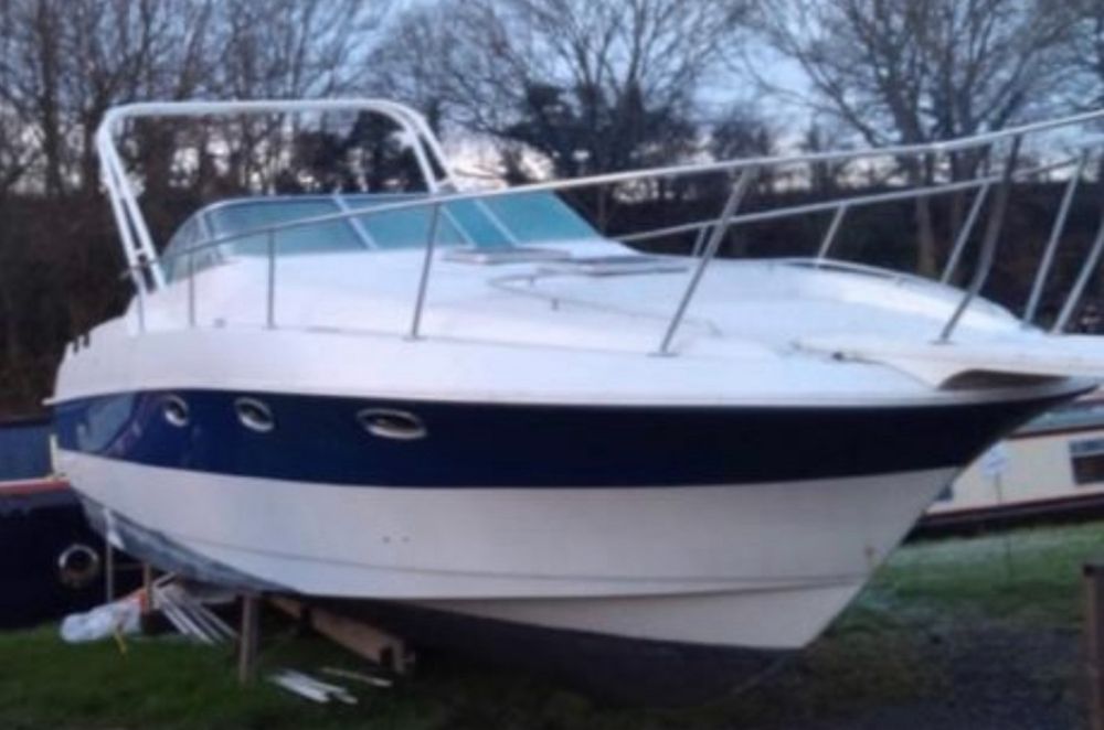 Łódź motorowa kadłub Larson 330 cabrio jacht