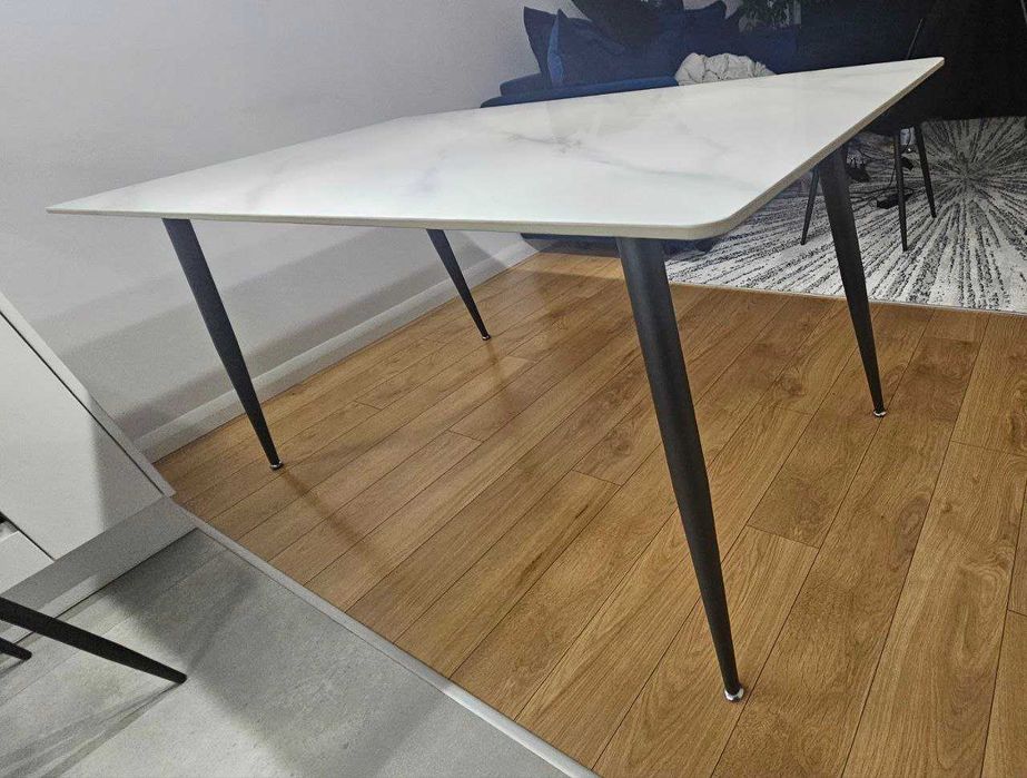 Stół 160 x 90 z efektem białego marmuru
