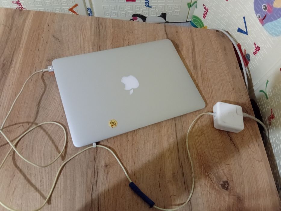 Макбук MacBook Air 2015рік(потребує заміни батареї)+встановлення macOS