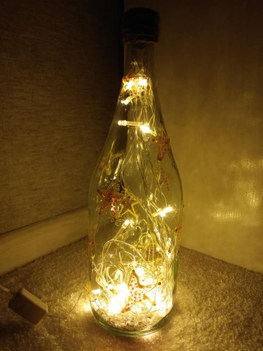 Lampki nocne z dużych butelek na prezent.