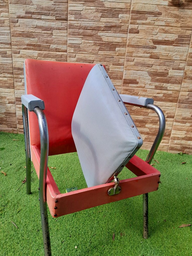 Antiga cadeira barbeiro com almofada rotativa
