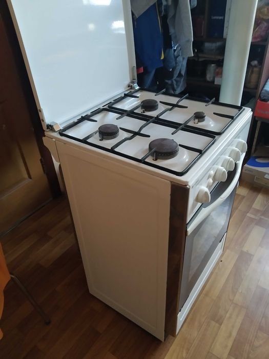 Плита газовая Indesit,идеальное состояние!
