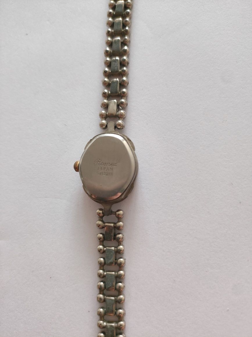 Mały zegarek że stalową bransoletą