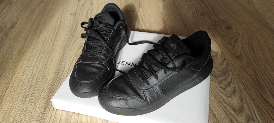 Czarne buty sportowe dla chłopca marki Adidas - rozm. 6 US (38 2/3)