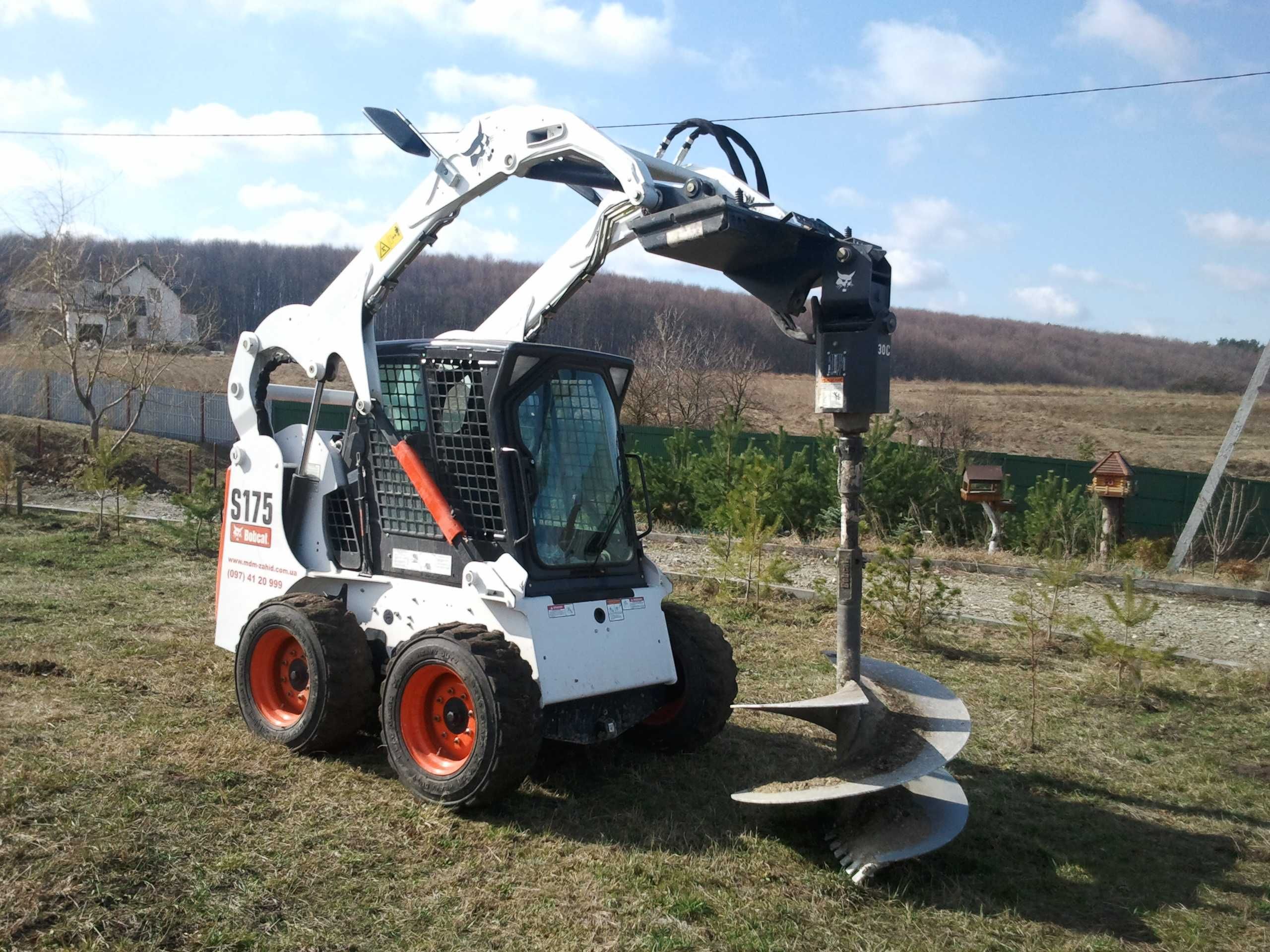 Шнекове буріння отворів у ґрунті. Бурова установка bobcat. Ямобур.