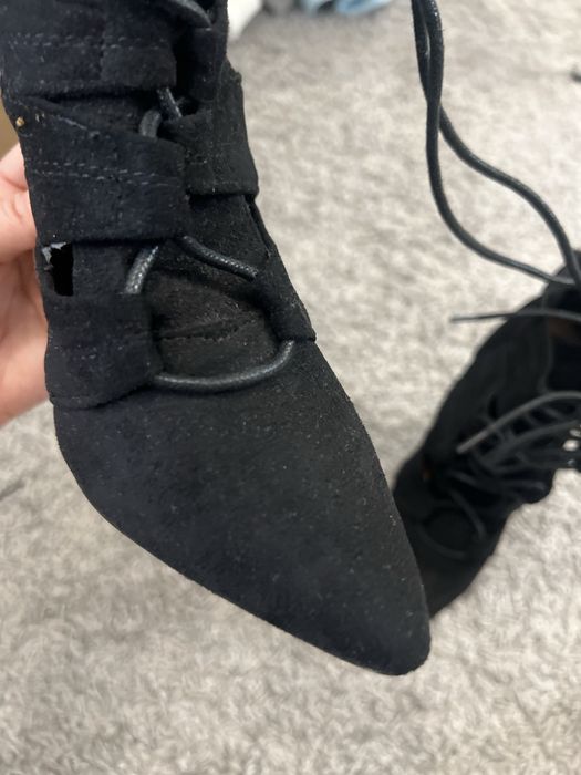 Czarne botki/sandałki na szpilce z wiązaniem – r. 36