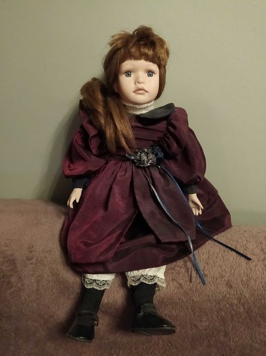 lalka porcelanowa 46 cm długie włosy plus stojak
