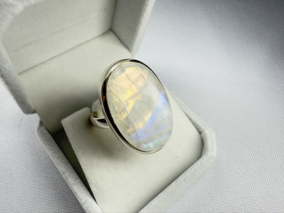 Місячний камінт у срібному оьрамленні, срібний перстень 925-ї проби
