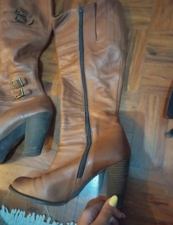Botas castanhas de pele