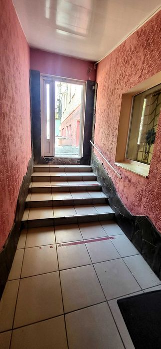 Продаж ЦОКОЛЬНОГО приміщення вул. Поштова буд. 27/29 центр АНГОЛЕНКА.