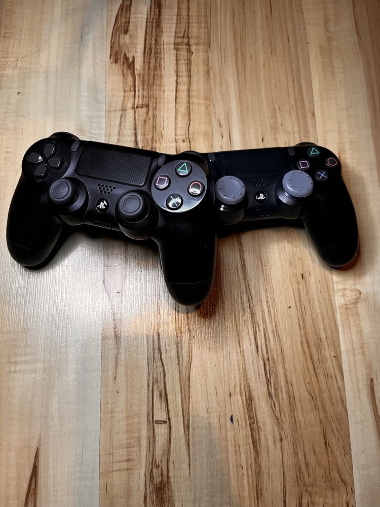 playstation 4 slim z dwoma padami dyskiem i podstawką