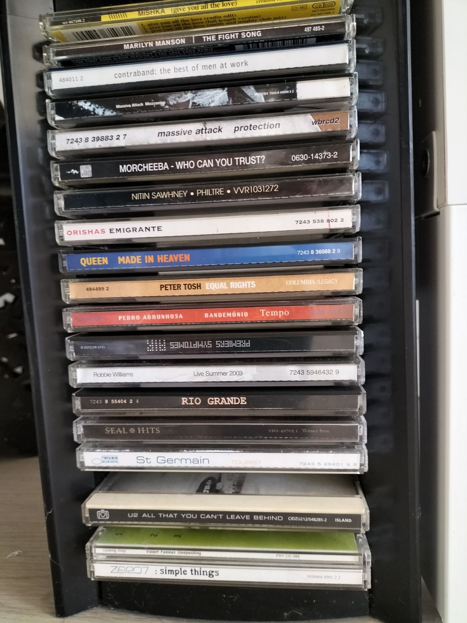 Porta cd's com mais de 50 cd's