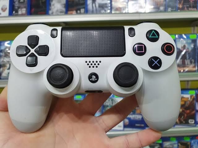 Pad do ps4 biały d