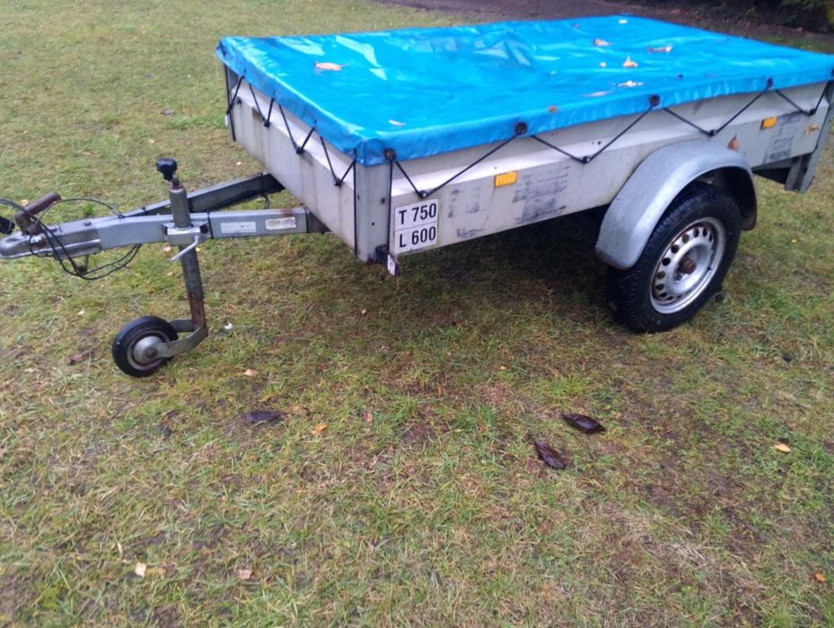 Przyczepka samochodowa z dokumentami