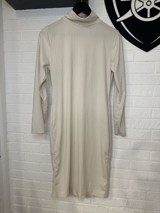 базова молочна сукня з високим горлом до колін